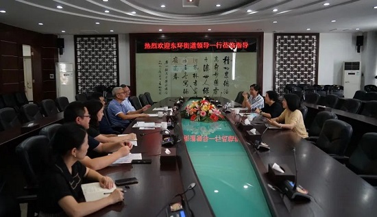 番禺區(qū)東環(huán)街黨工委副書記、街道辦事處主任何柳青一行到白云山潘高壽暖企走訪.jpg